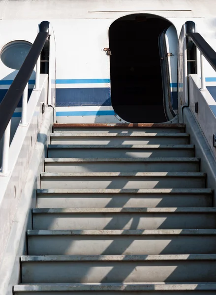 Пандус самолета с открытой дверью — стоковое фото