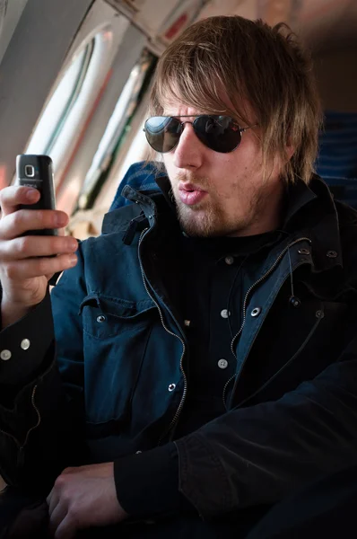 Adam cep telefonu üzerinde yanlış bir mesaj gönderdi güneş gözlüğü — Stok fotoğraf