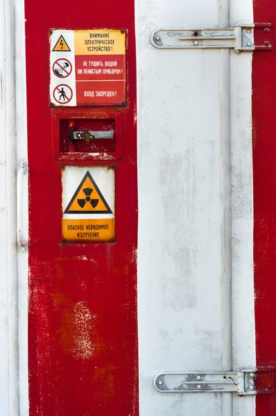 Закриті двері атомного об'єкта зі знаками на ньому — стокове фото