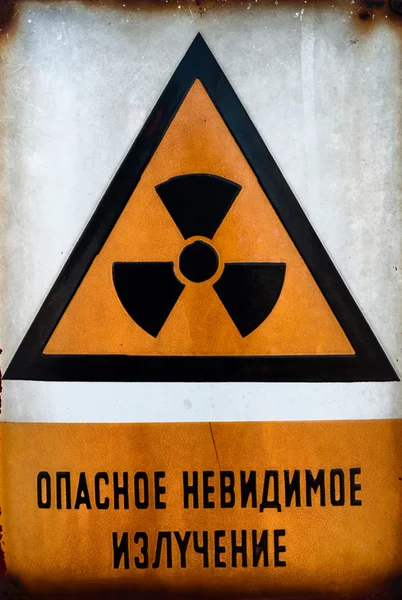 Rusia Cuidado con el signo de radiación en metal —  Fotos de Stock