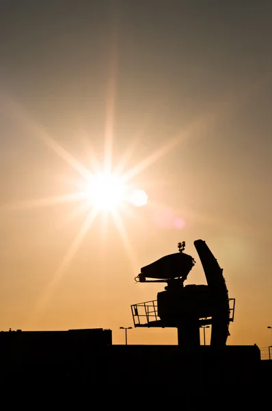 Silhouette eines alten Radars gegen Sonnenuntergang — Stockfoto