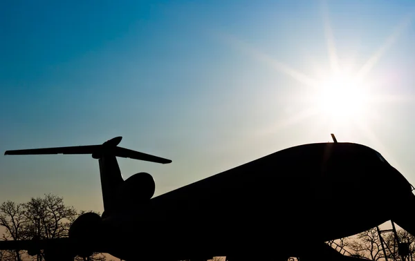 Silhouet van een vliegtuig landde — Stockfoto