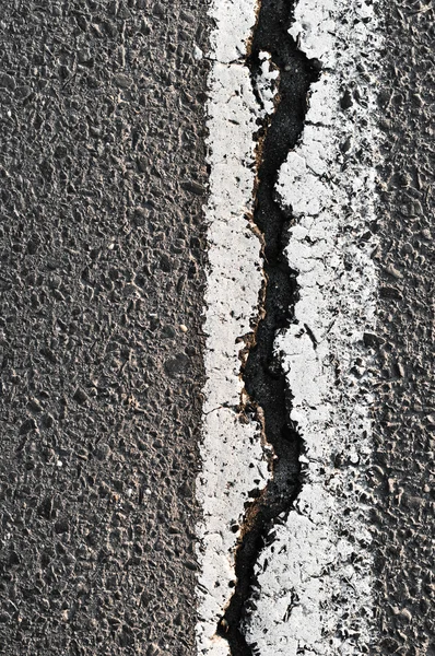 Superfície rachada da estrada do asfalto com linha — Fotografia de Stock