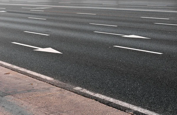 Arrow direction on asphalt — Stock Photo, Image