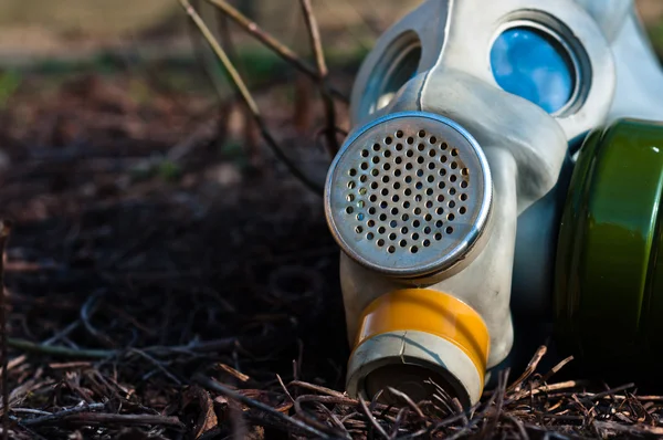 Máscara de gás protetora no meio de um desastre — Fotografia de Stock