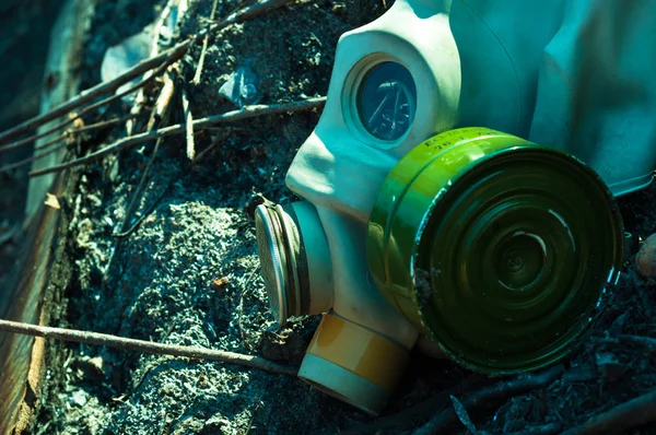 Vintage gasmask på brann ner marken — Stockfoto