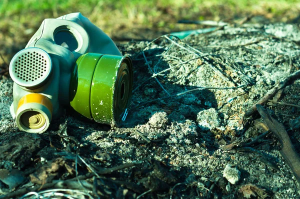 Máscara de gas vintage en el suelo quemado —  Fotos de Stock