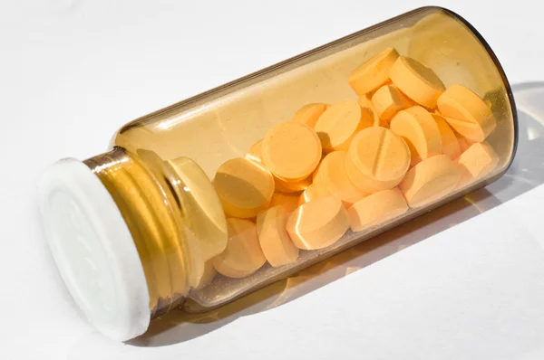Beyaz izole arka plan karşı ilaç şişesi — Stok fotoğraf