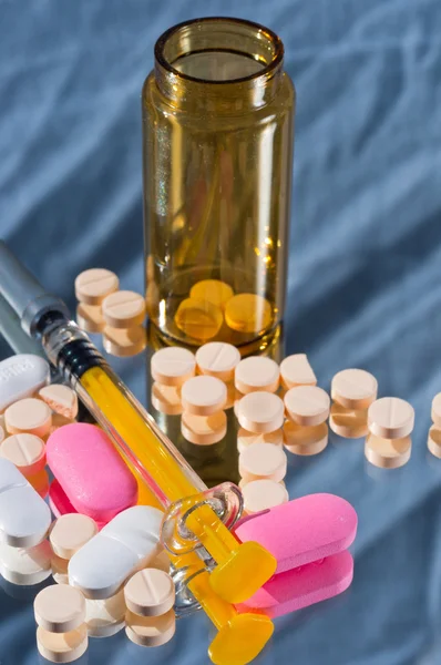 Бутылочка с лекарством, сироп, таблетки и отражение — стоковое фото