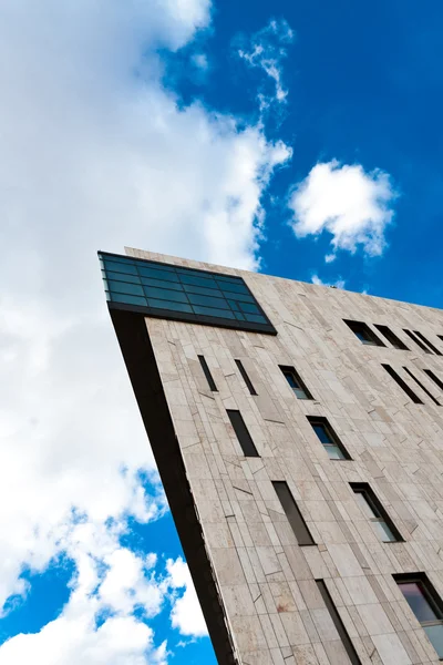 モダンな建物の角度青い空を背景に撮影 — ストック写真
