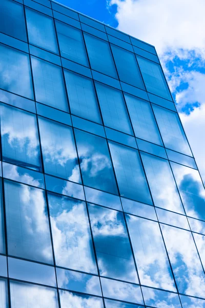 Modernes Bürogebäude mit Spiegelung des Himmels — Stockfoto