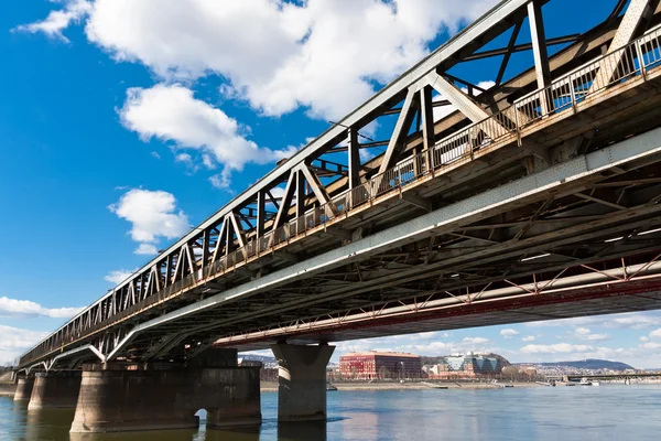 Pohled z úhlu rezavý mostu proti modré obloze — Stock fotografie
