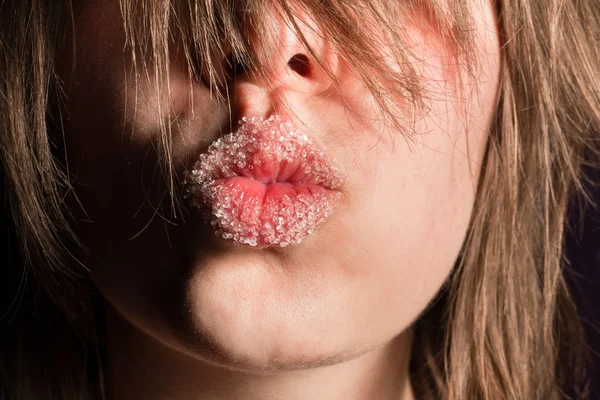 美しい少女、彼女の口に砂糖とキス — ストック写真
