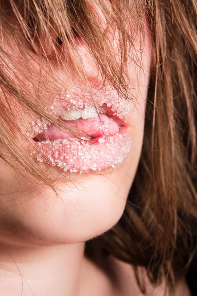 그녀의 입술에 설탕과 함께 아름 다운 소녀 — 스톡 사진