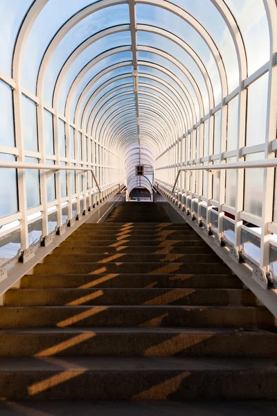 Тоннель с лестницами, ведущими вверх — стоковое фото