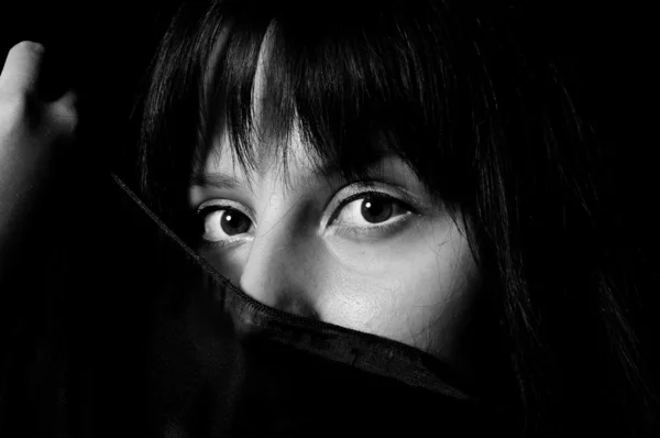 Молодая арабская девушка прячет свое лицо с шарфом в черном и белом — стоковое фото