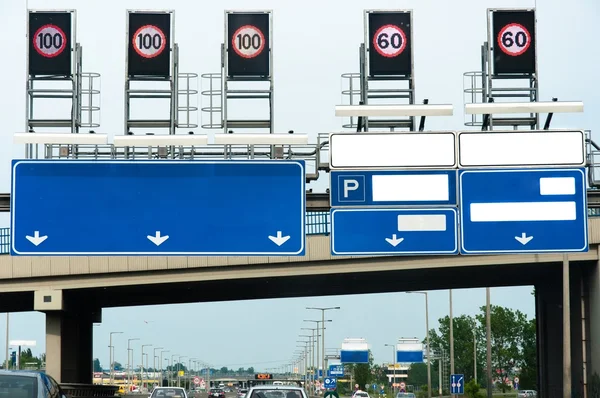 Auto-estrada com muitos sinais e tráfego — Fotografia de Stock