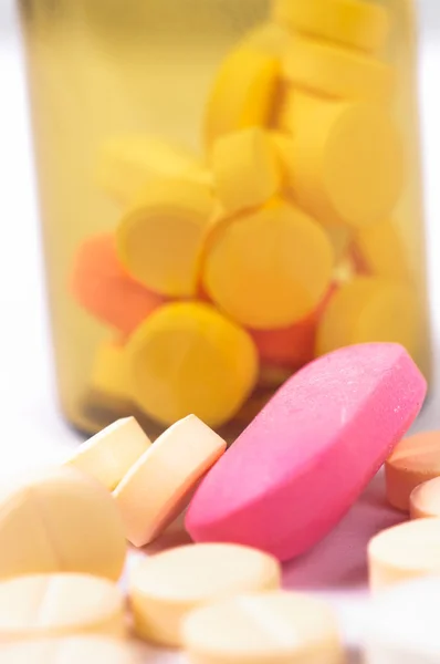 Pílulas e garrafa médica isolada em fundo branco — Fotografia de Stock