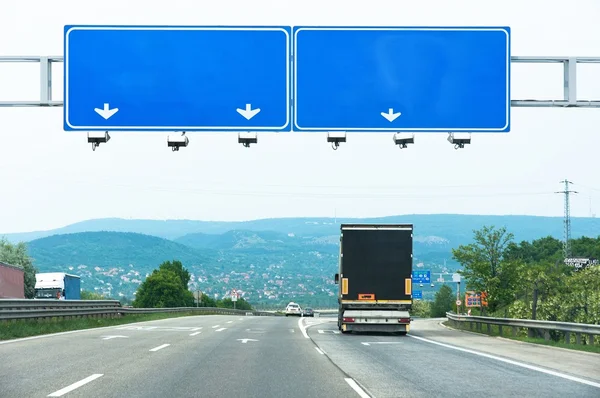 Autostrada z samochodów osobowych i ciężarowych — Zdjęcie stockowe