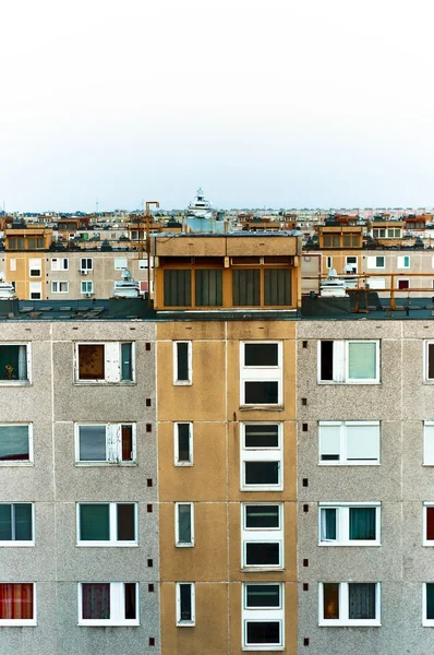Oude Sovjet-deelvenster appartementen — Stockfoto
