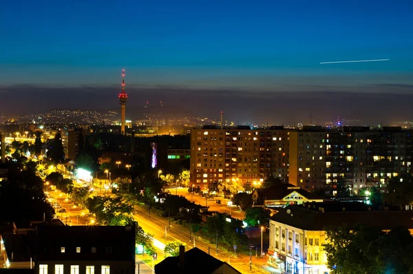Stad bij nacht in Hongarije — Stockfoto