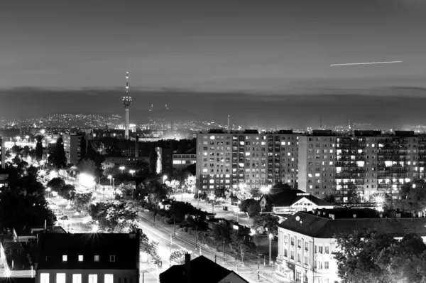 Città di notte in Ungheria in bianco e nero — Foto Stock