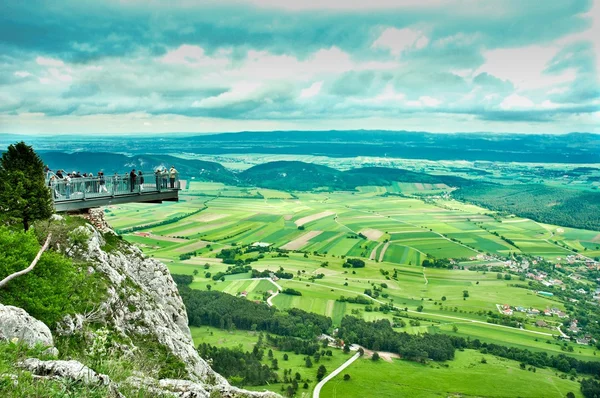 緑の野原と山々 の眺望ポイント — ストック写真