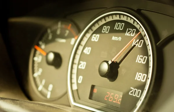 一辆汽车的速度表的特写 — 图库照片