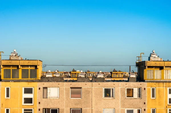 Appartement tegen blauwe hemel — Stockfoto