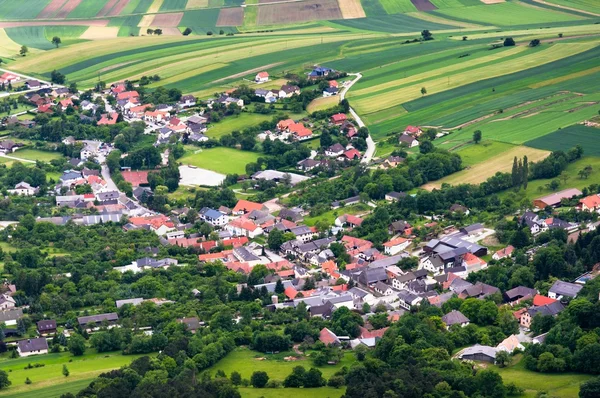 Małe miasteczko sorrunded przez pola w Austrii — Zdjęcie stockowe