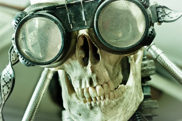Menselijke schedel met krankzinnig look en bril (robot) — Stockfoto