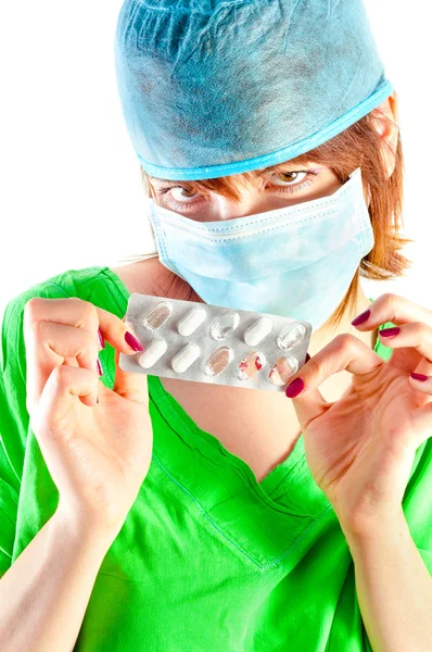 Schöne Ärztin zeigt die Pillen, die Sie einnehmen sollten — Stockfoto