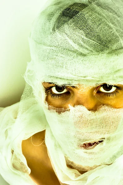 Portrait effrayant d'une fille enveloppée dans un bandage — Photo