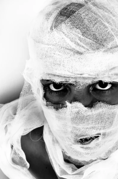 Retrato assustador de uma menina envolta em bandagem — Fotografia de Stock