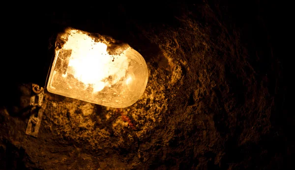 Velha luz elétrica na caverna — Fotografia de Stock