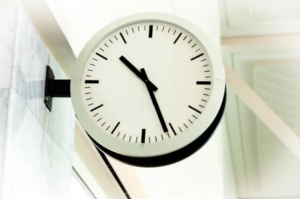 Biały czysty zegar wskazujący czas — Zdjęcie stockowe