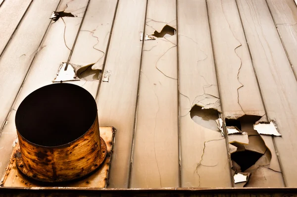 Fundo industrial com vidro quebrado e eixo de ventilação — Fotografia de Stock