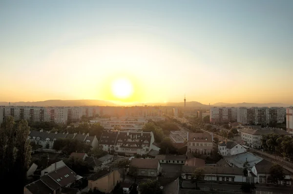 Широкоугольный снимок европейского города с горизонтом — стоковое фото
