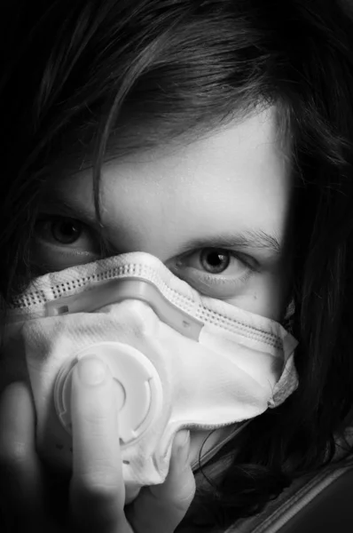 Lány visel védő maszk, fekete-fehér — Stock Fotó