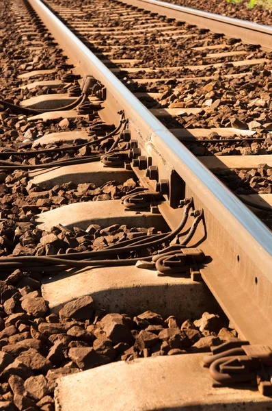 Close-up shot van een roestige rails met draden gehecht aan hen — Stockfoto