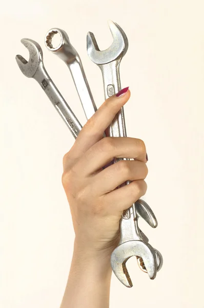 Kobieta trzyma duży chromowo wanadowej klucze w ręku — Zdjęcie stockowe
