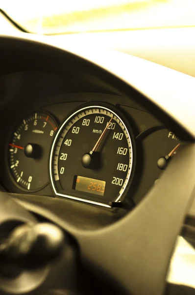 Närbild av en hastighet mätare på en bil — Stockfoto