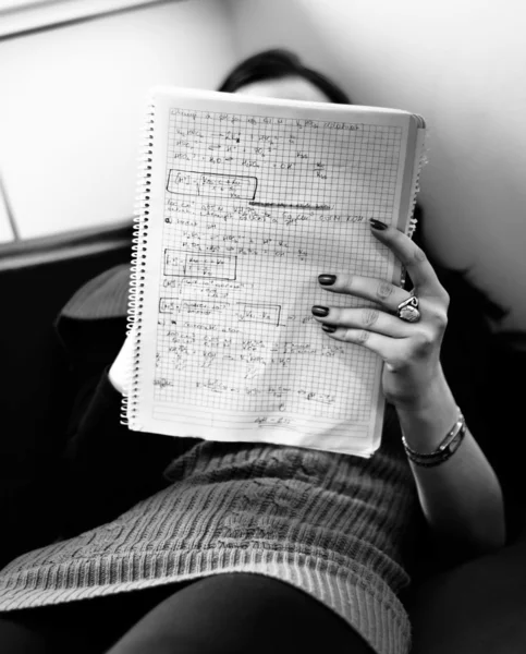 Mujer estudiando indoor — Foto de Stock