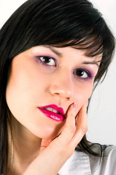 Schöne junge Frau mit attraktivem Make-up — Stockfoto