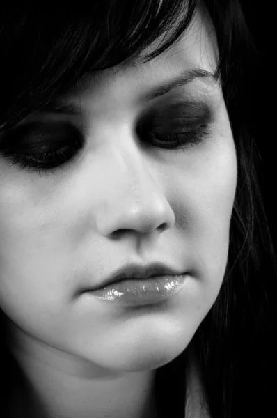 Κατάθλιψη νεαρή γυναίκα σε μαύρο και άσπρο — Φωτογραφία Αρχείου