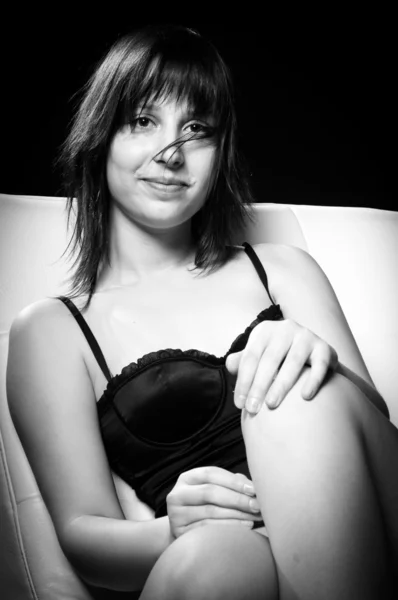 Sexy meisje in lingerie ligt op bed — Stockfoto