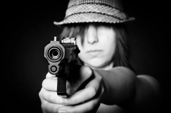 Meisje in hoed met een grote pistool — Stockfoto