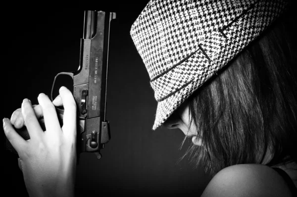 Menina de chapéu com uma grande pistola — Fotografia de Stock