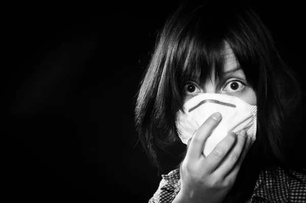 Chica usando máscara protectora — Foto de Stock