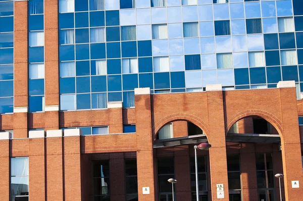 Moderne Universität in Ungarn mit spiegelnden Fenstern — Stockfoto